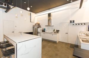 Virtuvė arba virtuvėlė apgyvendinimo įstaigoje CANVAS BLACK Guesthouse