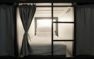 Lova arba lovos apgyvendinimo įstaigoje CANVAS BLACK Guesthouse