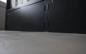 CANVAS BLACK Guesthouse في بوسان: زوج من أبواب الجراج السوداء في غرفة