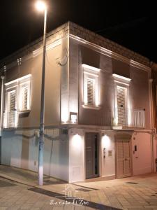 un edificio blanco por la noche con luz de la calle en LA CASA DI ZOE, en Manfredonia