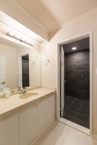 Vonios kambarys apgyvendinimo įstaigoje CANVAS BLACK Guesthouse