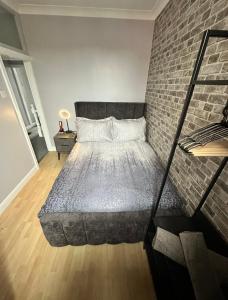 Кровать или кровати в номере Spacious 3 bed house in Wombwell