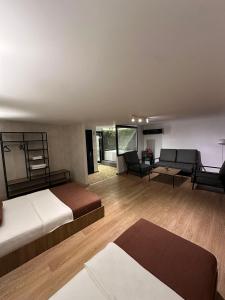 Cet appartement comprend une chambre avec deux lits et un salon. dans l'établissement Casa Rosso Suite Hotel, à Istanbul