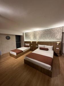 - une chambre d'hôtel avec 2 lits dans l'établissement Casa Rosso Suite Hotel, à Istanbul