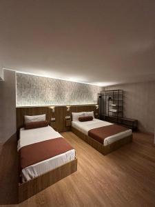 1 Schlafzimmer mit 2 Betten in einem Zimmer in der Unterkunft Casa Rosso Suite Hotel in Istanbul