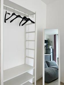 een wit stapelbed met een ladder en een spiegel bij THE WHITE HOUSE, Modern apartment in Center in Milaan