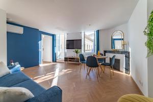 sala de estar con paredes azules y sofá azul en Le plus beau balcon des Arènes, en Nimes 13 fotos más