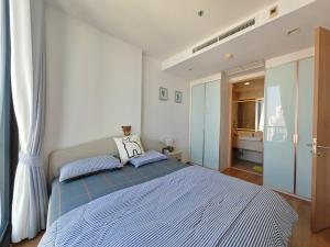 a bedroom with a blue bed and a window at 小憩 屋顶无边泳池 terminal21 Phrom phong Asok 21航站楼 阿索 in Bangkok