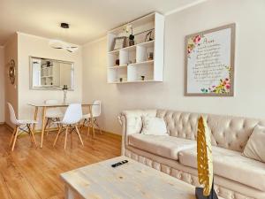 アントファガスタにあるDepartamento Exclusivo Central Frente al Marのソファとテーブルのあるリビングルーム