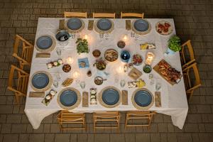 een overzicht van een tafel met eten erop bij Trullisia Bed and Breakfast in Alberobello