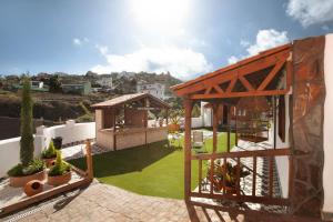 Blick auf einen Garten mit einem Pavillon in der Unterkunft los diablitos 3c in San Juan de la Rambla
