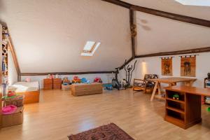uma sala cheia de móveis em Villa with Pool & private garden - Palmela Quinta das Oliveiras em Pinhal Novo