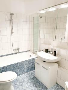 ein weißes Bad mit einem Waschbecken und einem WC in der Unterkunft Waldoase II inkl Sauna-und Schwimmbadnutzung in Bad Harzburg