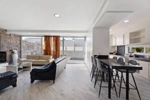 a kitchen and living room with a table and chairs at Villa en Hábitat del Duque in Adeje