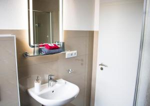 W łazience znajduje się umywalka i lustro. w obiekcie Hotel Post w mieście Mühlacker