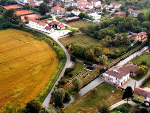 una vista aerea di una piccola città con un fiume di Cascina Mora Bassa a Vigevano