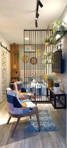 uma sala de estar com uma cadeira e um portão de ferro em MINI LOFT MODERNO Y ACOGEDOR em Salento