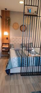 um quarto com um beliche com lençóis azuis em MINI LOFT MODERNO Y ACOGEDOR em Salento