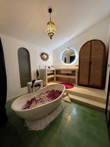 ein Badezimmer mit einer großen Badewanne auf dem Boden in der Unterkunft Villa Curves Bali in Seminyak