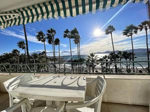 d'une table et de chaises sur un balcon avec vue sur l'océan. dans l'établissement Appartement Cannes, 2 pièces, 4 personnes - FR-1-470-11, à Cannes