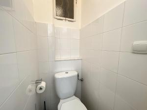 uma casa de banho branca com um WC e uma janela em Appartement Cannes, 2 pièces, 4 personnes - FR-1-470-11 em Cannes