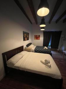 a bedroom with two beds and a lamp and a window at Le 402 in Montréal