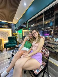 twee meisjes in een stoel in een winkel bij SS Grey Hotel in Kuala Lumpur