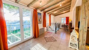 サント・マリー・ド・レにあるVilla à proximité de la plageのリビングルーム(大きな窓、バルコニー付)