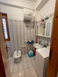 une salle de bains avec toilettes et lavabo dans l'établissement PIETRA BIANCA, à Acireale
