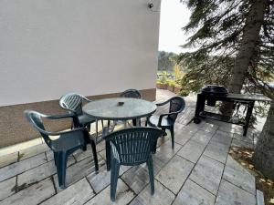 een tafel en stoelen op een patio bij Pension Fortuna in Halenkov