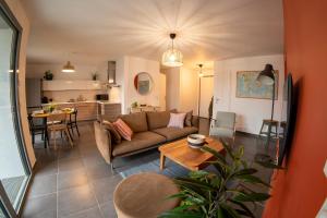 安錫的住宿－La Ruche des carrés - T3 vue panoramique，客厅配有沙发和桌子