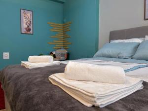 ein Bett mit Handtüchern darüber in der Unterkunft Apartment Gataric Banja Luka in Banja Luka