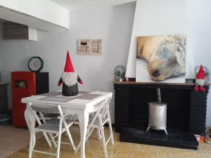 a table and chairs with gnomes on top of it at Casa Mónica in Villalba dels Arcs