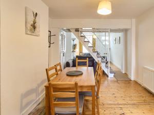 een eetkamer met een houten tafel en stoelen bij Host & Stay - St Peters in Canterbury