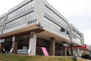 un gran edificio blanco con un letrero de salida. en Noroeste Easy by CentoEdez en Brasilia