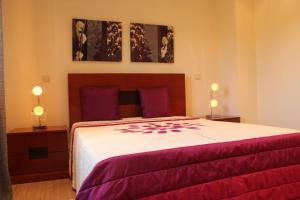 1 dormitorio con 1 cama grande y 2 lámparas en Villa 315 en Laundos