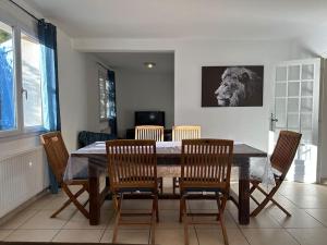 昂迪茲的住宿－La maison de pierres onches，一间带桌子和6把椅子的用餐室
