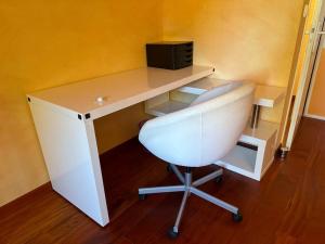 昂迪茲的住宿－La maison de pierres onches，一张带椅子的白色书桌和一台电脑