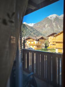 - un balcon avec vue sur les montagnes en arrière-plan dans l'établissement La Dimora delle Dolomiti - Pinzolo, à Pinzolo