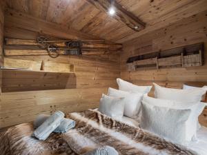 a bedroom with a bed in a wooden wall at SUPERBE 2 P et CABINE , Plein sud, 8 COUCHAGES STYLE CHALET in Val Thorens