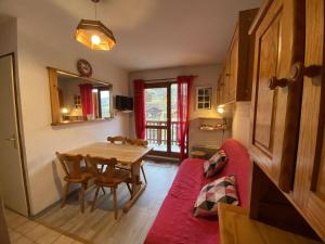 Χώρος καθιστικού στο Appartement 4 pers., village, proche pistes, piscine l'été, commerces à pied - FR-1-342-141