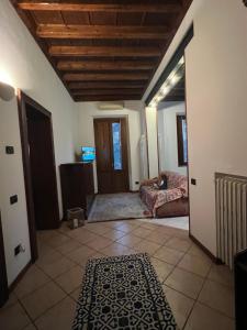 - un salon avec un canapé et un plafond en bois dans l'établissement Energetic apartments, à Mantoue 5 autres photos