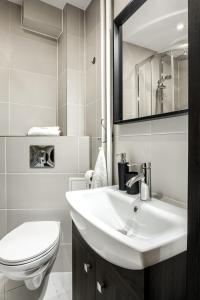 een badkamer met een witte wastafel en een toilet bij APARTAMENT PRZY RÓWNI - centrum Zakopanego in Zakopane
