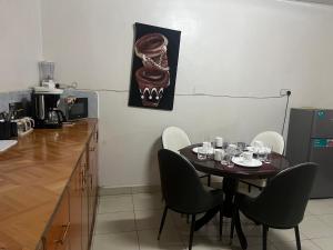 una cocina con mesa con sillas y un cráneo en la pared en Classic all ensuit 3 bedroom in kisumu town, en Kisumu