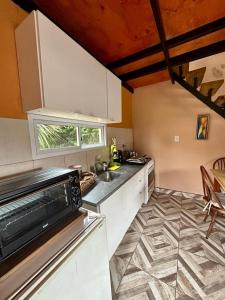 cocina con fregadero y encimera en Cabaña La Tamarita barrio colinas verdes Sierra de los Padres en Mar del Plata