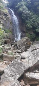 une cascade sur le côté d'une montagne rocheuse dans l'établissement Ayu Bliss Elamulla, Mandaramnuwara, à Mandaran Newara