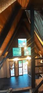Camera con soffitto a volta e finestra. di Ayu Bliss Elamulla, Mandaramnuwara a Mandaran Newara