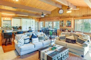 Ruang duduk di Spacious Crestline Retreat 1 Mi to Lake Gregory