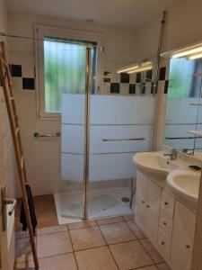 ein Badezimmer mit Dusche und Waschbecken in der Unterkunft Villa El Còrrec in Laroque-des-Albères