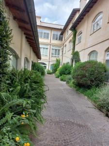een bakstenen pad voor een gebouw bij Giulia's house Roma in Rome